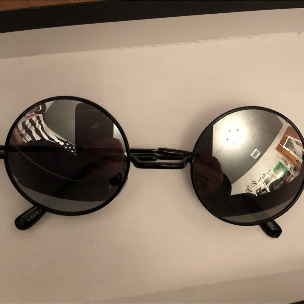 Round Mirrored Black Sunglasses